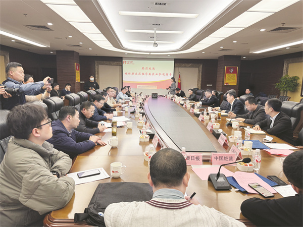 1737036615911467.jpg 4-2 1 2 媒体记者们走进华英交流参观座谈会.jpg