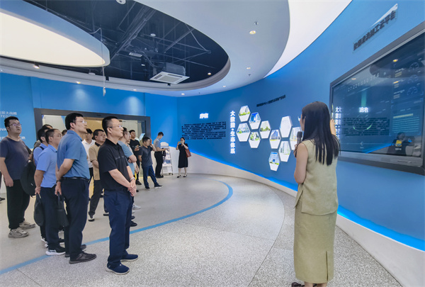 1737110341248488.jpg 2 2024年7月1日,中国铁建电气化局南方公司组织产业创新联盟部分技术骨干,赴创新标杆企业开展“访企研学”。(李小俊摄).jpg