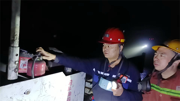 1737112920527298.jpg 图2张良慧(左)在排查井下消防设置的安全隐患_副本_proc.jpg