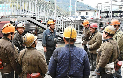 1737632973179791.jpg 图4小旗子班前讲安全_proc.jpg