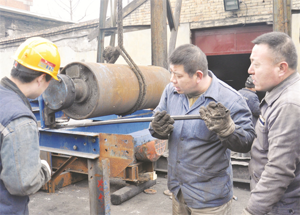 8-2 2鹤煤三矿“三加强”打造工匠摇篮.jpg