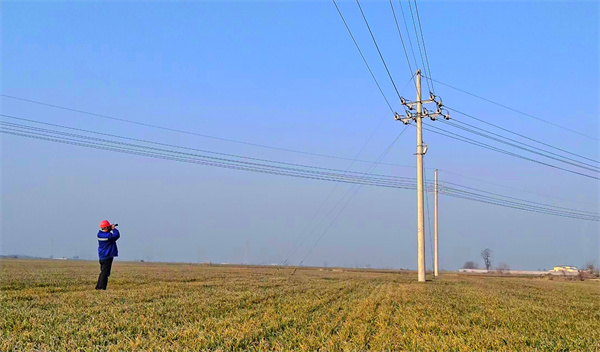 4图片新闻 青东煤业： 精心巡线保供电.jpg