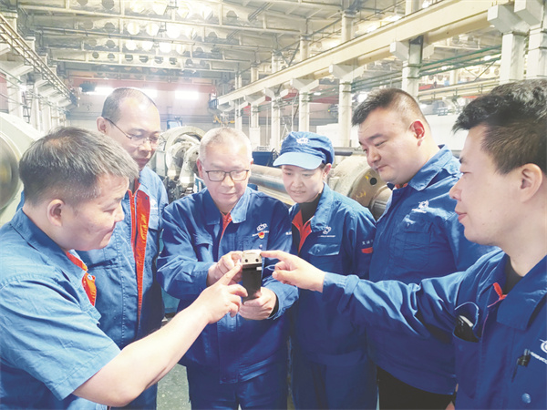 5-1 图1攻关团队一起探讨工艺.jpg