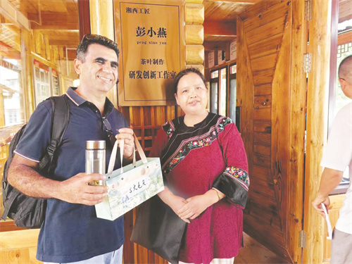 4-7 2 3 国外茶人拜访湘西工匠彭小燕茶叶制作研发创新工作室.jpg