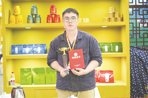 4-8 2 4 彭小燕的儿子孙朋.jpg