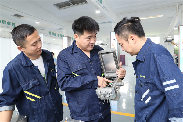 1 依托劳模工匠、技能大师为“基层职工授课.JPG