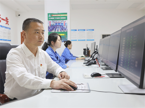 6 澄合矿业电力分公司 铁的纪律：图为该公司主要负责人开展安全专项检查.JPG