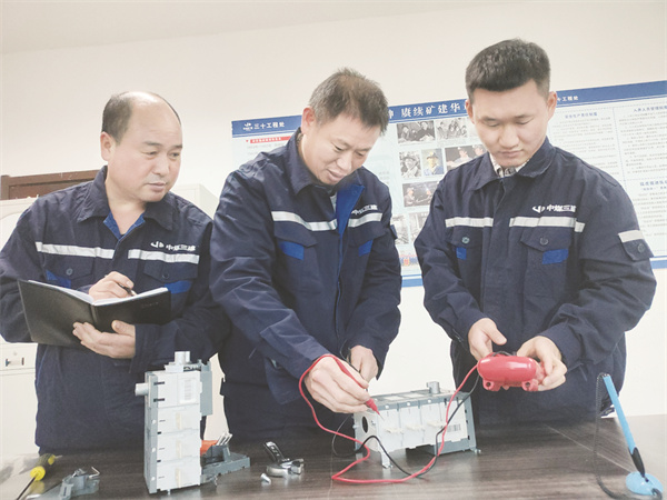 5-1 图1技术大拿对复用配件的性能进行测定.jpg