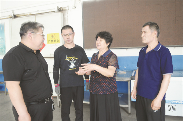 1-4 2 邵翠云(右二)深入一线收集民情民意.jpg