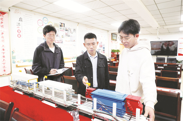 4-1 1 图为焦飞为青年职工.jpg