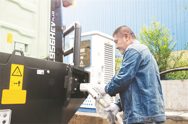 5-2 1 2使用新能源铲车.jpg