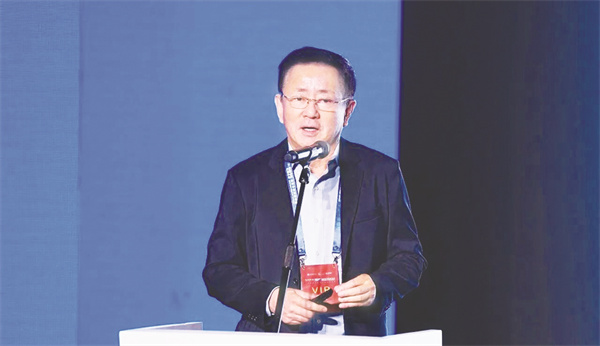 4-7 7 著名经济学家樊纲演讲。.jpg