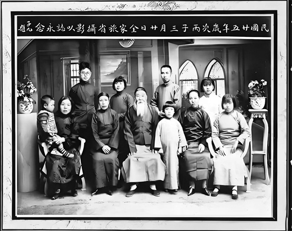4-2 3配图。后排右二为.jpg