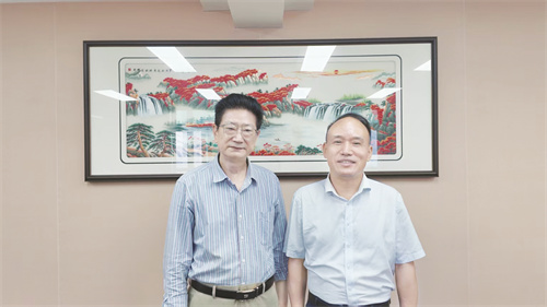 1-1 2，李途纯（左）与本报记者.jpg
