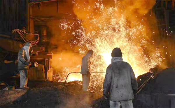 1761445668940302.jpg 1下渣班长用氧气管对小井眼烧通渣铁分离。.jpg