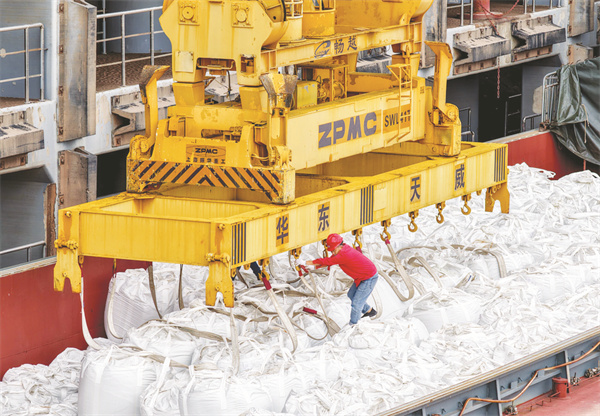 5-5 图7四川广安：化工企业产销两旺.jpg