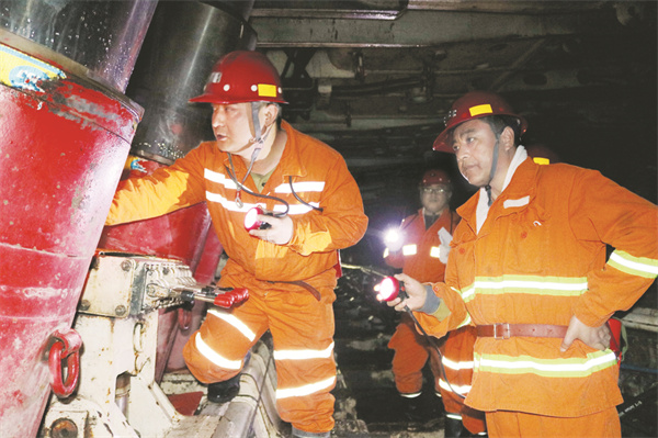 1762264151806377.jpg 5-1 1专家在综采面排查安全.jpg