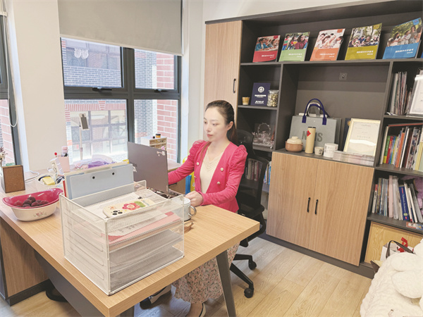 1762946316797404.jpg 4-5 9工作中的王诚琳.jpg