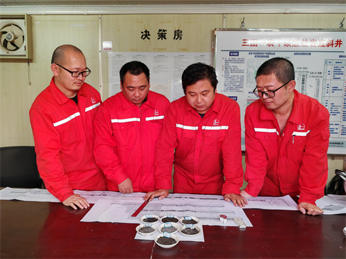 1763089944189712.jpg 7 梁瑞强(右二)指导队员们比对邻井资料,实现精准卡层。.jpg