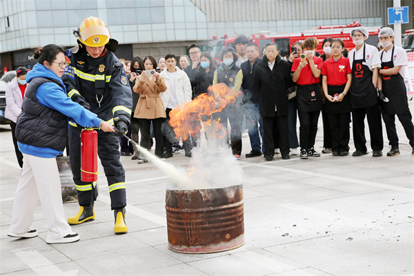 5（图片新闻）江苏连云港：“119”宣传月启动 吸引市民参观体验-09.JPG