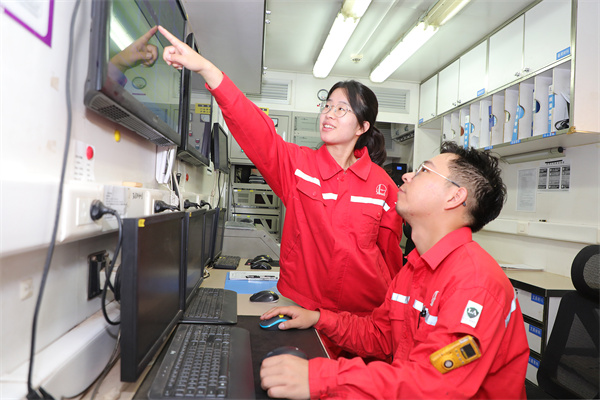 1 师徒二人分析录井参数.jpg