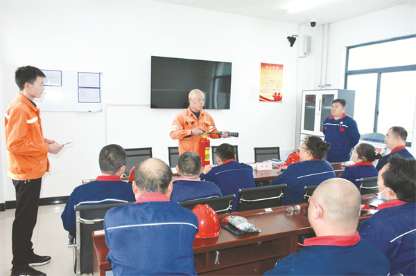 8-2 图3消防宣传走进一线班组.jpg