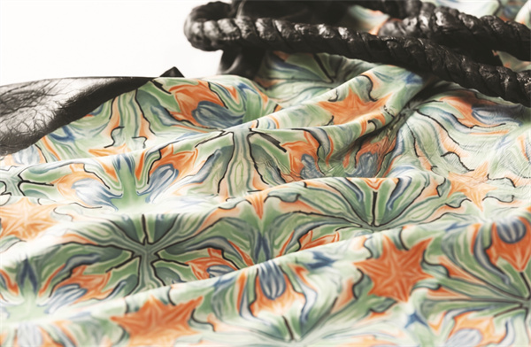 1764240729201463.jpg 4-6 2 2 白月及作品图片.jpg