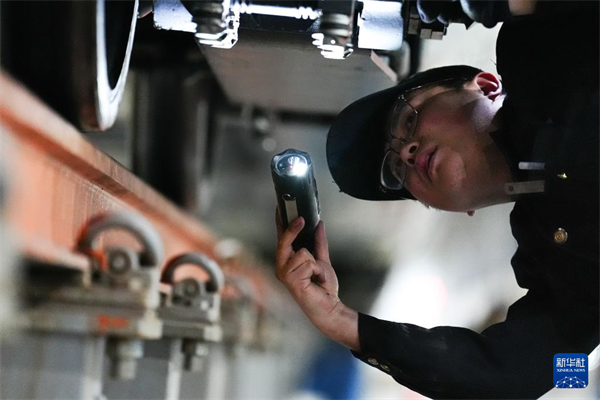 图7青海西宁：动车“体检” 备战春运.png