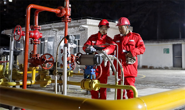 图3 华君（右）、张诗忆开展进出站气动球阀巡检。.jpg