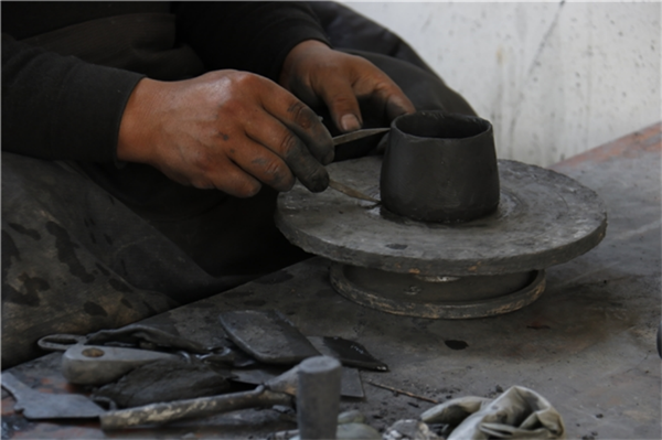 2 必发 图片说明：黑陶工坊里，匠人正在用传承已久的工艺制作器物.png
