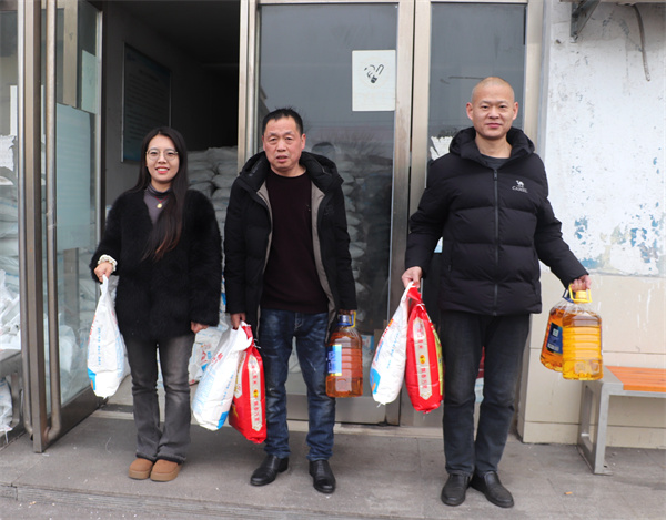 6鹤煤三矿 春节福利送员工.JPG