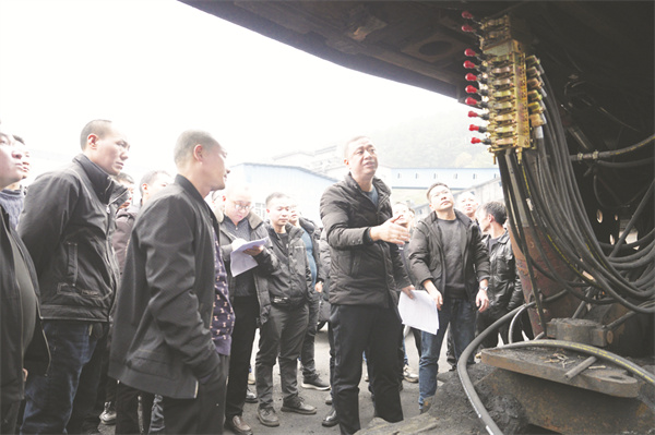 5-5 9龙门峡南煤矿新年培训实操忙.jpg