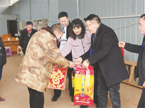 8-3 图5平台带队下基层.jpg