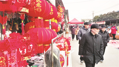 8-2 6矿区集市年味浓.jpg