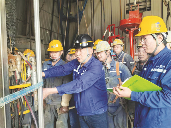 5-1 图1邢道杰（前左二）通过小.jpg