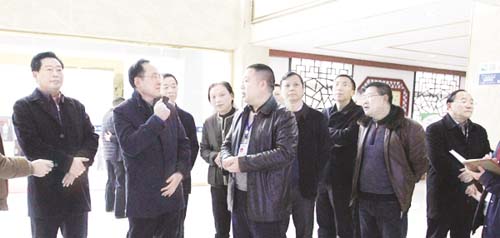 9-1 1-1 王宁（左2）听取汇报田永奎三大产业取得的成果.jpg