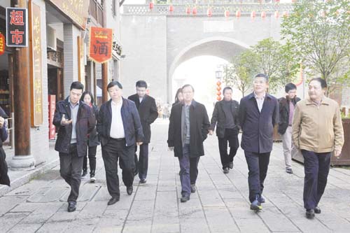 8-3 7(服务稿必发）吴恒跃（前排左.jpg