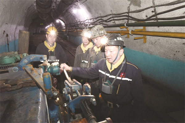 5-1 1 坚守奉献初心 劳动创.jpg