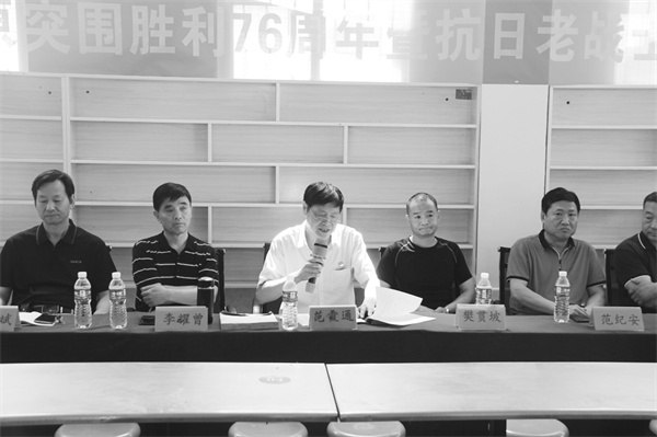 2-5 3 河南伊龙集团党委书记范霞通在座谈会上.jpg
