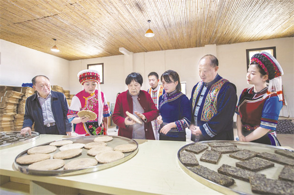 5-2 3-2刘珍元（左三）介绍白茶系列产品。受访者供图.jpg