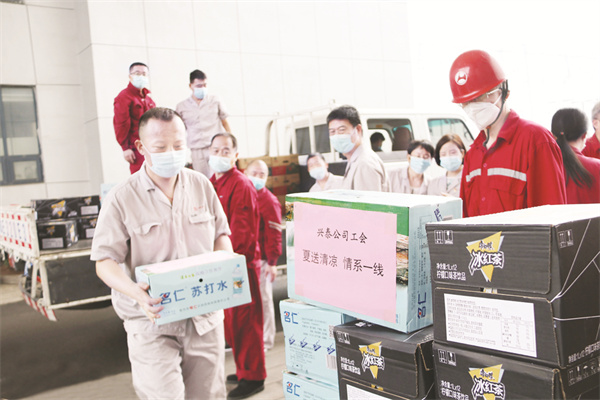 1656000569428457.jpg 8-1 6 把清凉送给一线员.jpg