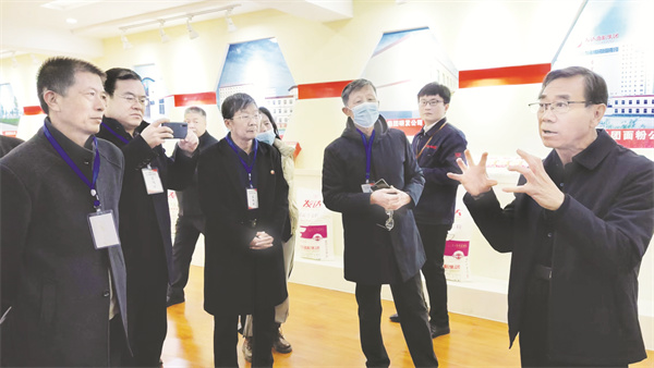 1656146780453164.jpg 1-1 1 徐山元董事长(右一)向来.jpg