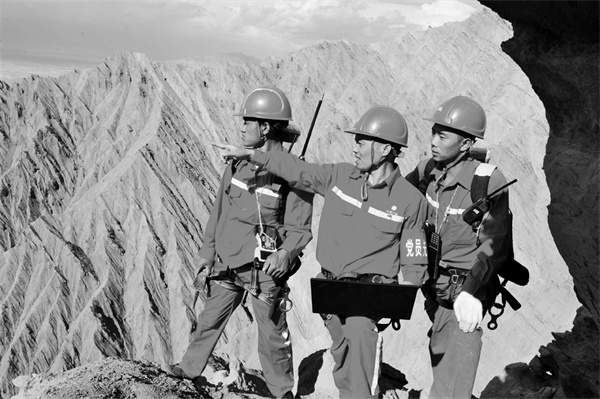 2-1 1肖杰（中）在施工现场指挥.jpg