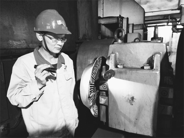 2-4 2,杨清在查看设备运转情况.jpg