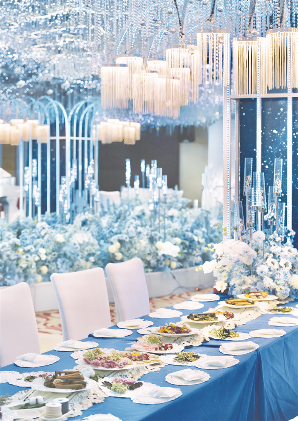 4-2 1 华丽的自助餐厅.jpg