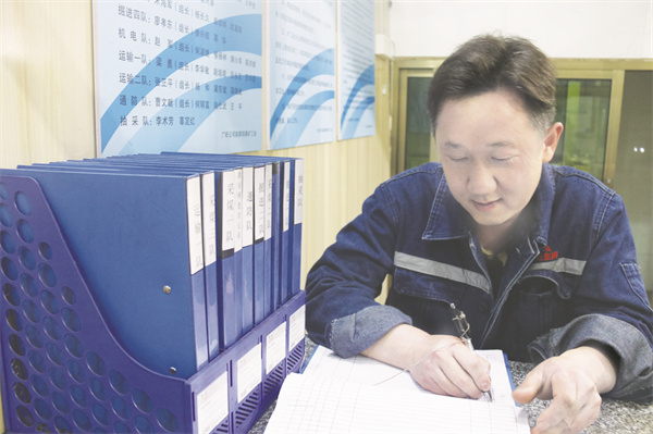 8-1 2 1 群监员赵军正在填写检查记录。.jpg