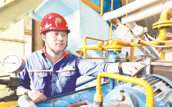 1-1 1 图为朱招生在检查设备运行情况.jpg