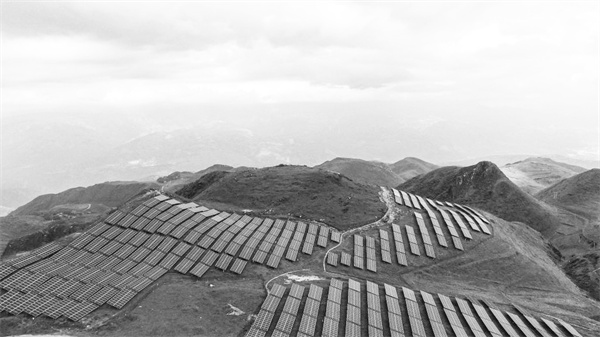 3-3 2 图为位于云南的光伏.jpg