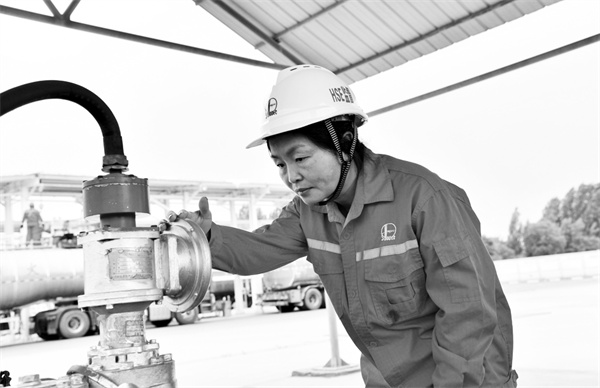 7-2 3 王改新： 图为王改新在.jpg