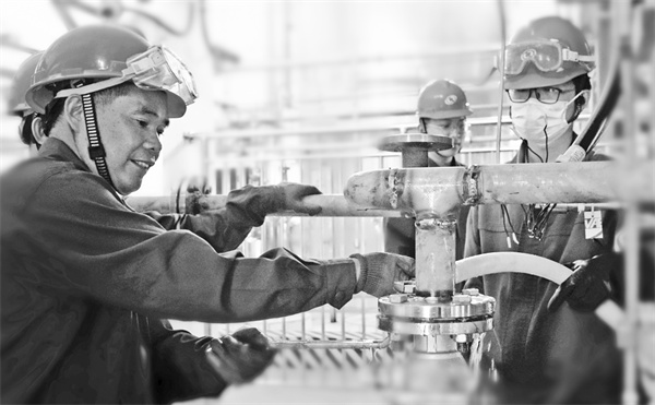 1657717751748048.jpg 2-1 1重点项目生产线党员带.jpg